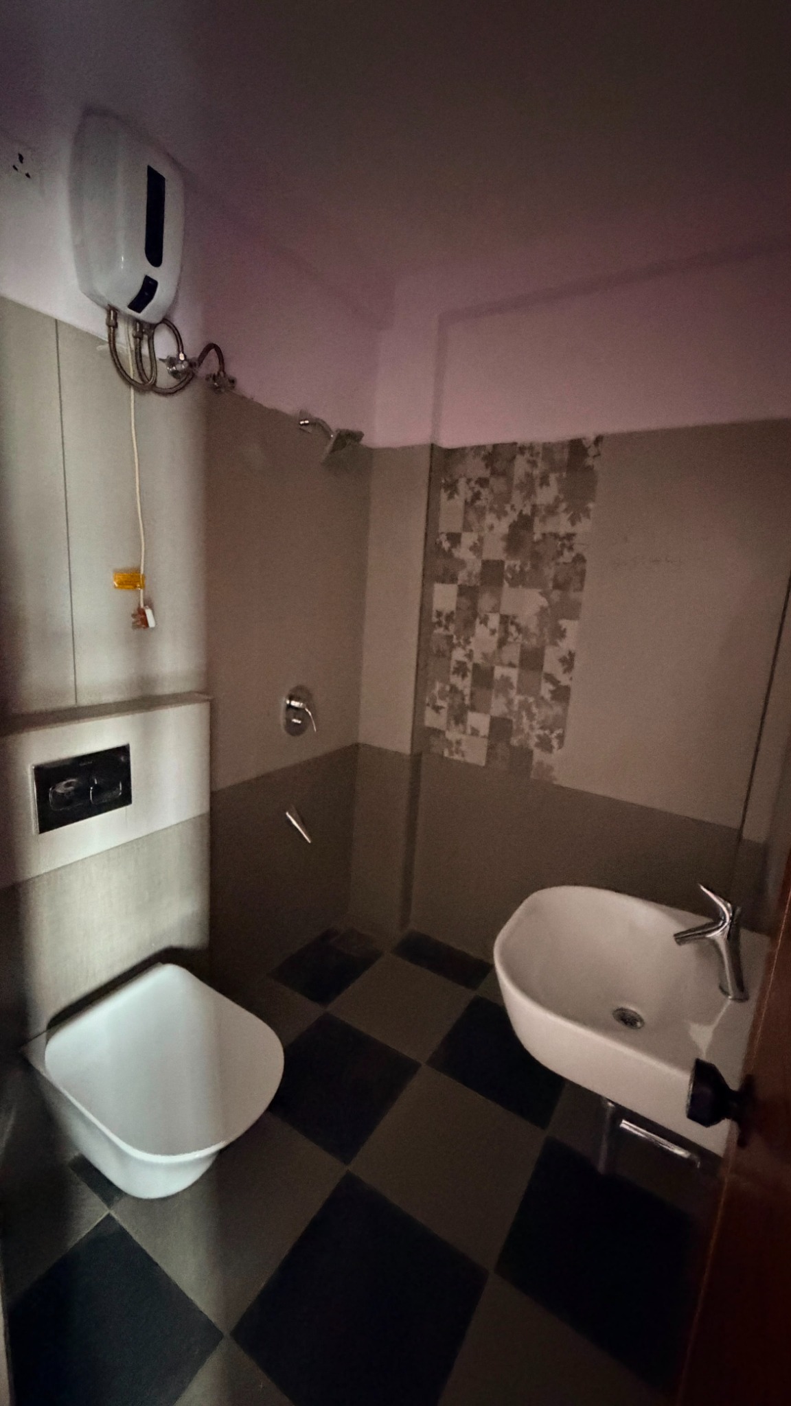 2-bedroom apartment bathroom