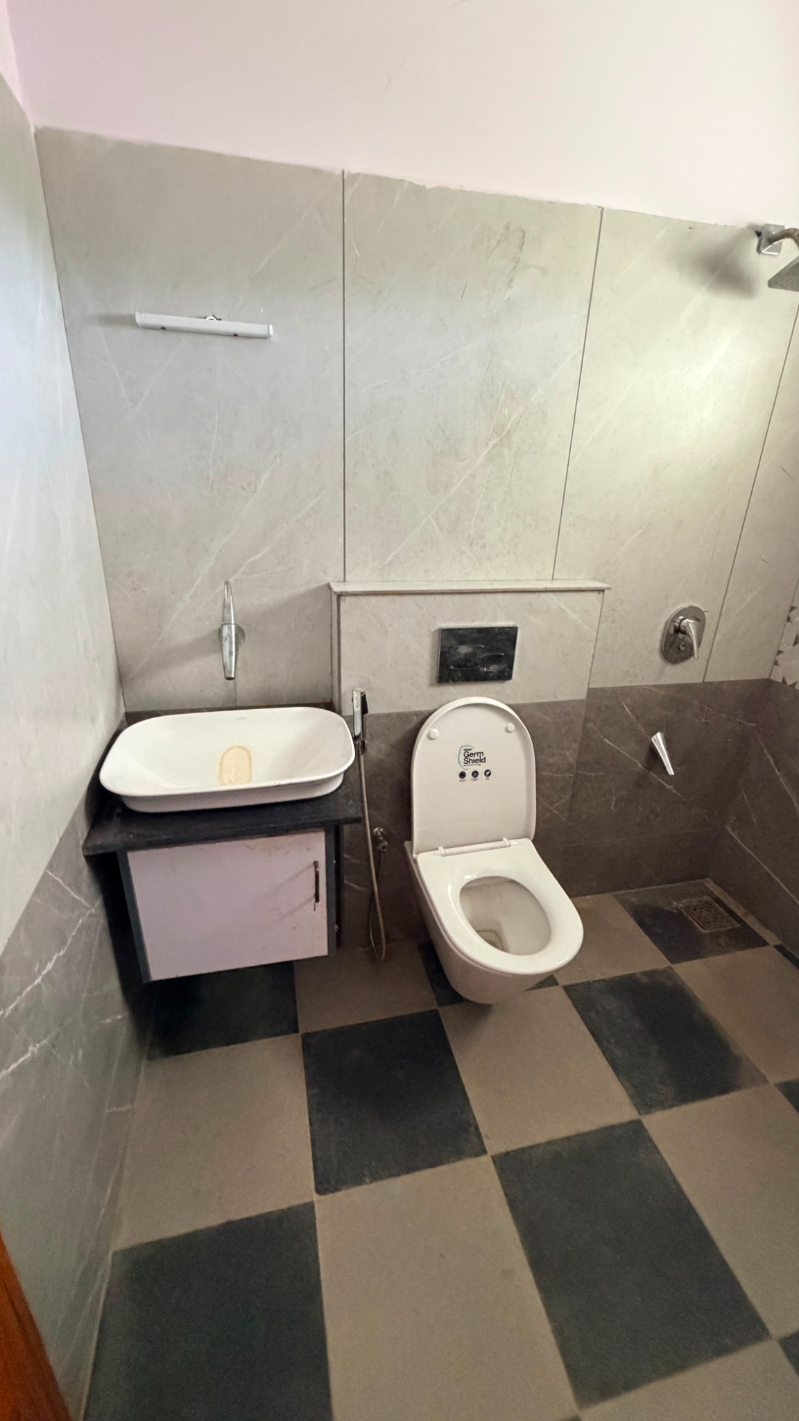 3-bedroom apartment bathroom